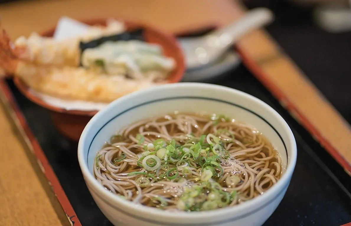 Bowl of soba noodles with tempura on a lacquer tray